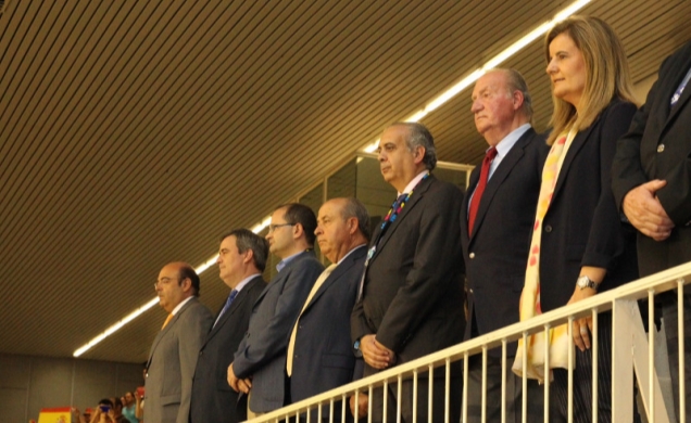 Don Juan Carlos en el palco presidencial junto a la ministra de Empleo y Seguridad Social, Fátima Báñez García y el presidente de la Federación Españo